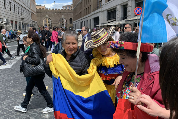 Enfundadas en trajes regionales y luciendo banderas de varios países hispanohablantes, una veintena de mujeres latinoamericanas residentes en Roma coloreó los aledaños de la Plaza de San Pedro en su visita al féretro del papa Francisco. EFE/ Tomás Frutos Enfundadas en trajes regionales y luciendo banderas de varios países hispanohablantes, una veintena de mujeres latinoamericanas residentes en Roma coloreó los aledaños de la Plaza de San Pedro en su visita al féretro del papa Francisco. EFE/ Tomás Frutos