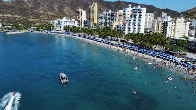 El Rodadero: Esta playa está ubicada a solo 15 minutos desde el centro de Santa Marta y es considerada de las más populares de la región Caribe. Se caracteriza por sus arenas blancas y está rodeada de montañas. En esta parte de la capital del departamento de Magdalena los visitantes podrán encontrar una gran oferta hotelera, además de operadores que ponen a disposición paquetes turísticos accesibles para todos. El traslado en bus solo vale $2.500. Con un dato a resaltar, Santa Marta es uno de los destinos turísticos considerados Náuticos Internacionales.