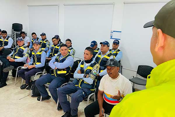 Reguladores de movilidad de Sincelejo recibiendo la capacitación impartida por la dirección de Tránsito y Transporte de Sucre.