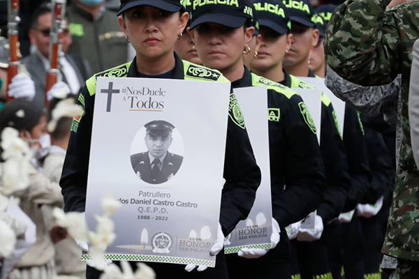 Policías de Colombia en una velatón por las victimas de asesinatos por parte de los grupos armados al margen de la ley.