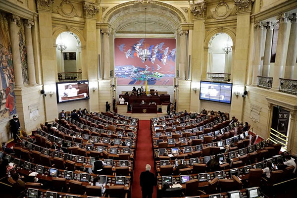 Gustavo Petro no acepta la caída de la consulta popular y se va contra  senadores