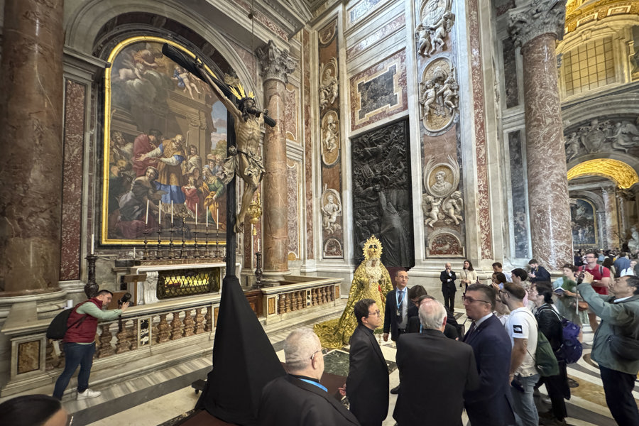 Roma se prepara para la procesión de las imágenes del cristo de la Expiración, ‘El Cachorro’, de Sevilla; la virgen de la Esperanza de Málaga, y el Nazareno de León que mañana recorrerá la ciudad. EFE/ Daniel Cáceres