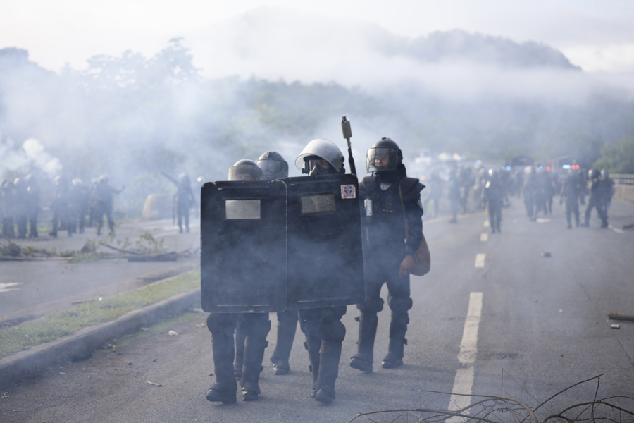 Integrantes de la Unidad de Control de Multitudes de Panamá y manifestantes se enfrentan durante una protesta en Viguí Veraguas (Panamá). EFE/ Bienvenido Velasco