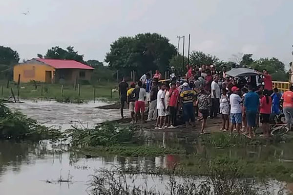 Centenares de personas llegaron hasta la orilla del río Magdalena a la espera del rescate del cuerpo de José González.