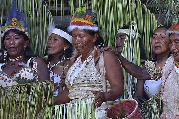 Indígenas de la etnia Uitoto durante una ceremonia en La Chorrera, Amazonas. Foto EFE
