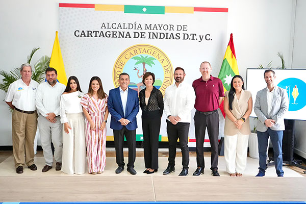 Dumek Turbay Ayala, Alcalde Cartagena en compañía de Vicky Rey, representante de la FCCA y funcionarios de la administración distrital.