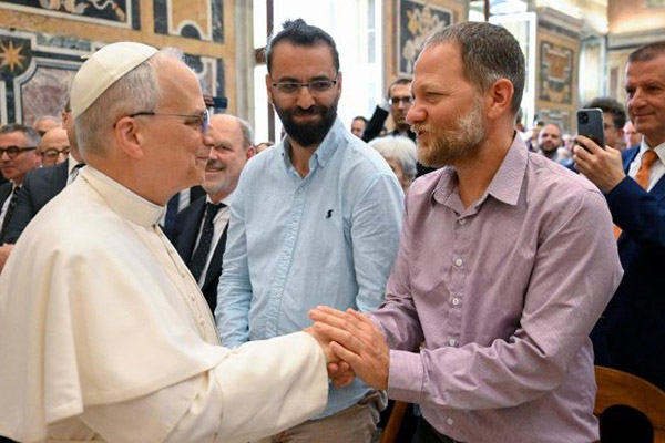 El israelí Maoz Inon y el palestino Aziz Sarah saludan al Papa León XIV en la Sala Clementina. Vatican News.