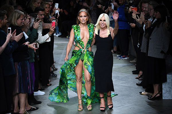 Donatella Versace y Jennifer Lopez en un desfile de Versace en la Semana de la Moda de Milán de 2019 (Foto EFE/EPA/Daniel Dal Zennaro) Donatella Versace y Jennifer Lopez en un desfile de Versace en la Semana de la Moda de Milán de 2019 (Foto EFE/EPA/Daniel Dal Zennaro)