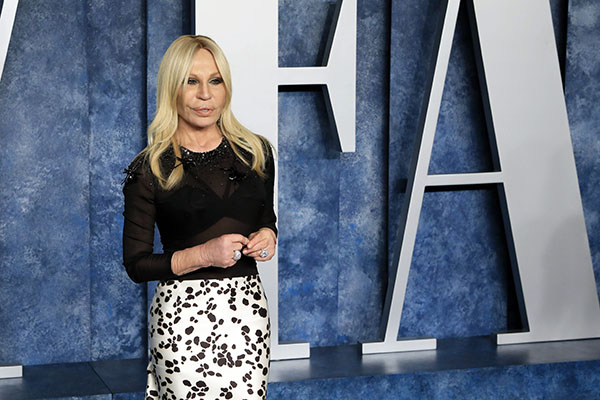 Donatella Versace ha sido un referente de la moda durante décadas. Actualmente reside en Milán, Italia. Su casa, ubicada en Via Gesú, es una residencia histórica en el centro de la ciudad. Además, también posee una histórica villa en el Lago Maggiore, llamada Villa Mondadori, en Meina. (Foto EFE/EPA/Nina Prommer) Donatella Versace ha sido un referente de la moda durante décadas. Actualmente reside en Milán, Italia. Su casa, ubicada en Via Gesú, es una residencia histórica en el centro de la ciudad. Además, también posee una histórica villa en el Lago Maggiore, llamada Villa Mondadori, en Meina. (Foto EFE/EPA/Nina Prommer)