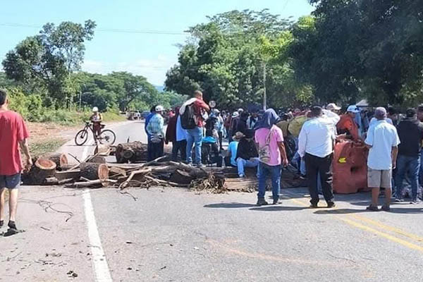 La jornada de protesta se inició en horas de la mañana de este lunes en el corregimiento de Riofrío, en Zona Bananera.