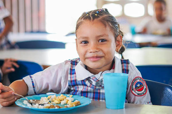 Los estudiantes vienen recibiendo sus raciones alimentarias desde el primer día del calendario académico.