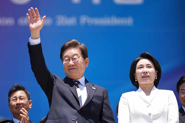 El nuevo presidente de Corea del Sur, Lee Jae-myung, y su esposa, Kim Hea Kyung, tras asistir a la investidura presidencial en la Asamblea Nacional en Seúl. EFE/EPA/Lee Jin-man / Pool