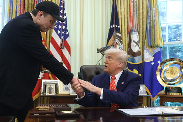 Fotografía de archivo del presidente de Estados Unidos, Donald Trump y Elon Musk, dándose la mano durante una conferencia de prensa en la Oficina Oval de la Casa Blanca en Washington. EFE/EPA/Francis Chung / Pool/archivo