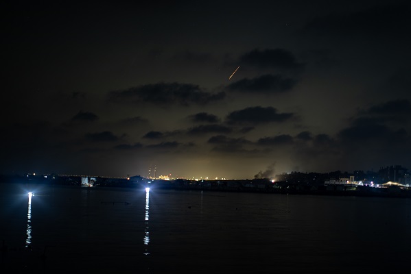 Misiles iraníes pasan por el espacio aéreo de la Franja de Gaza antes de alcanzar objetivos dentro de Israel, 13 de junio de 2025. 