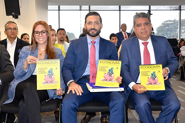 Carlos Hernán Rodríguez Becerra, Contralor de la República en compañía de funcionarios de la Contraloría.