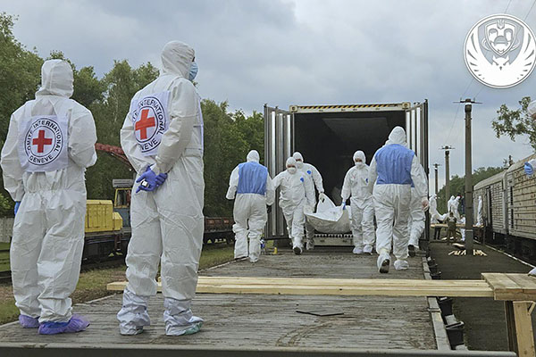 Miembros del equipo especial ucraniano asistiendo a la repatriación de los cuerpos de los soldados ucranianos caídos. EFE