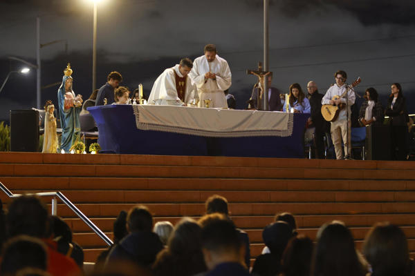 Oraciones frente a la Fundación Santa Fe de Bogotá por la salud del senador EFE/ Mauricio Dueñas Castañeda