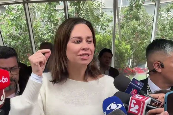 En medio del dolor, la esposa de Miguel Uribe, María Claudia Tarazona entregando declaraciones a los medios. En medio del dolor, la esposa de Miguel Uribe, María Claudia Tarazona entregando declaraciones a los medios.