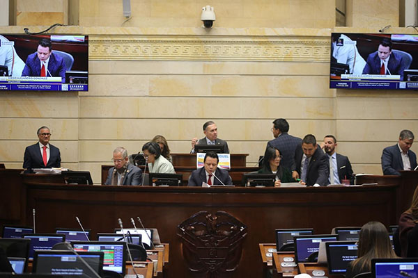 Con 51 votos a favor y 44 en contra, la plenaria del Senado aprobó el artículo 23 de la reforma laboral, que obliga a las empresas a formalizar la relación con los aprendices del SENA.
