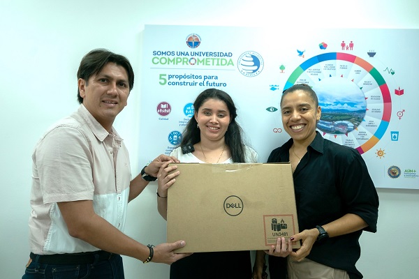 Unimagdalena le entregó a Maryori Machado un computador adaptado con lector de pantalla y software especializado.