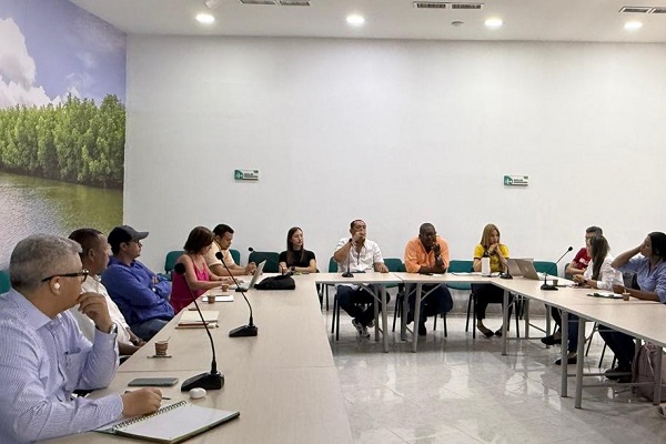 Funcionarios de Corpamag reunidos con mineros de la ‘Ye’ de Ciénaga.