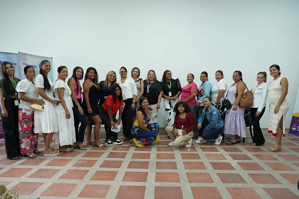 Mujeres que hicieron parte del evento de empoderamiento y liderazgo femenino.