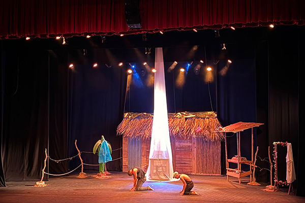 El público, que llegó al teatro vivió una experiencia sensorial cargada de ritmo, pausas, silencios y explosiones de energía.