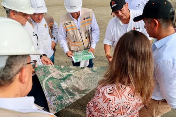María Fernanda Rojas, Ministra de Transporte, en compañía de representantes de Invias en la visita a la Variante de Ciénaga.