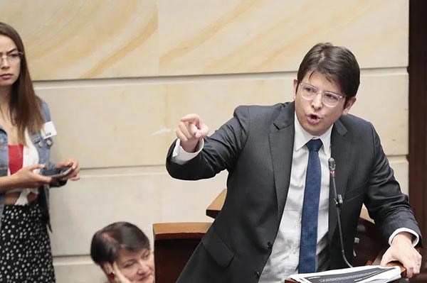 Miguel Uribe Turbay, Senador de la República, víctima de un atentado en Bogotá. 