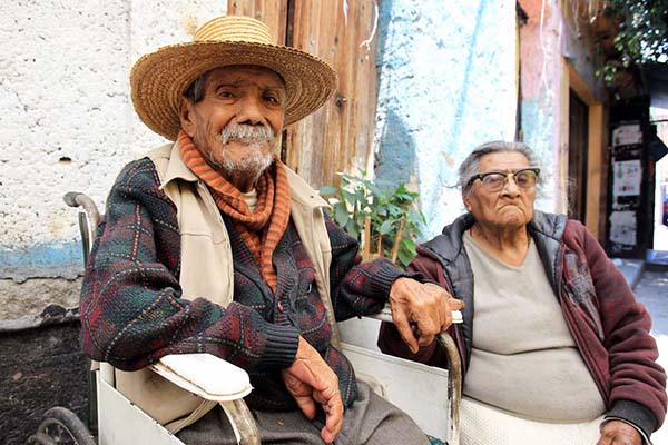 Personas de la tercera edad en referencia a la nueva Ley pensional en Colombia. 