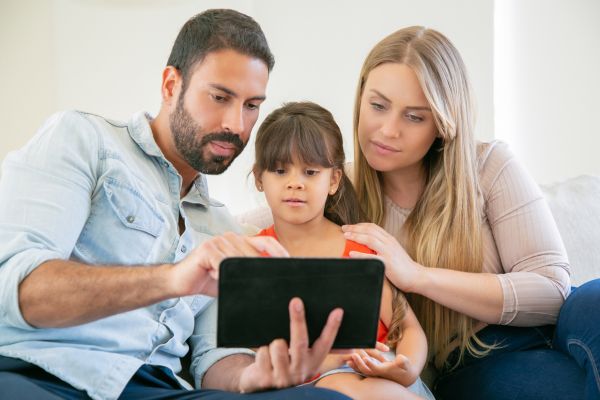 La falta de educación digital y pensamiento crítico expone a menores de edad a manipulaciones, engaños y daños emocionales al interactuar con la IA, según Guillermo Cánovas. Foto: Freepik.