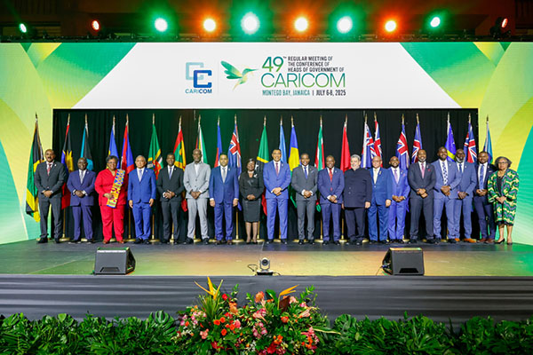 Fotografía cedida por Caricom que muestra los líderes de la Comunidad del Caribe durante la reunión sostenida en Montego Bay, Jamaica. Los líderes de la Comunidad del Caribe, Caricom, pidieron a la comunidad internacional más apoyo a Haití, no solo promesas, al inicio de una reunión del organismo regional en Jamaica que se extiende hasta hoy, martes. (Foto EFE/Caricom)