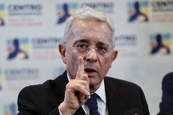 El proceso judicial que se adelanta en contra el expresidente Álvaro Uribe Vélez por presunta manipulación de testigos entró en su etapa final, y, después de  los alegatos de la Fiscalía y de las víctimas, la Procuraduría General de la Nación pidió su absolución. En la gráfica, el expresidente de Colombia Álvaro Uribe Vélez, en una fotografía de archivo .(Foto  EFE/Carlos Ortega).