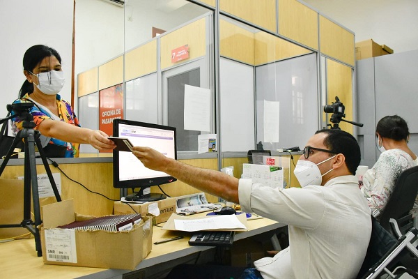 Usuaria realizando su proceso para la obtención de su pasaporte en Colombia. Foto archivo.