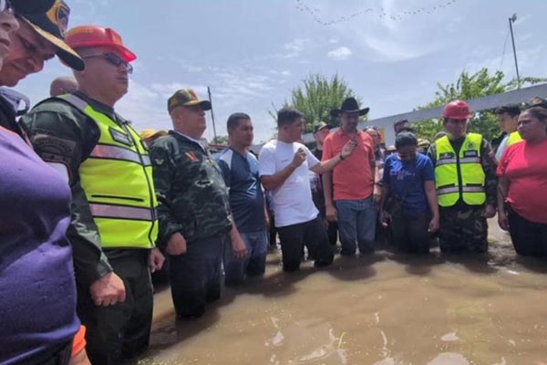 El gobernador Wilmer Rodríguez, junto con los organismos de socoro en una de las zonas más afectadas. Foto tomada del portal La Patilla