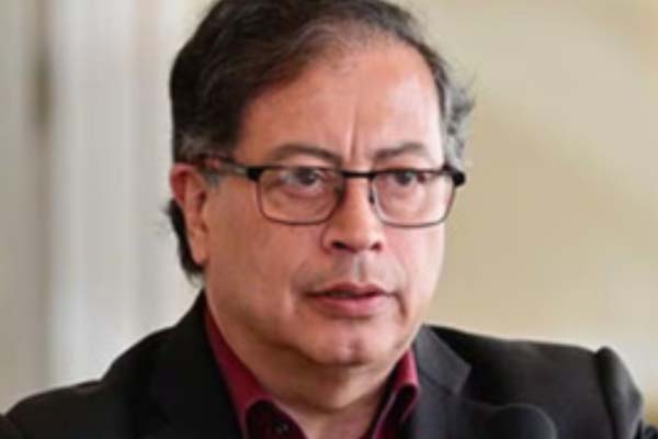 Katherine Miranda, representante a la Cámara por el partido Alianza Verde en la instalación del Congreso; Gustavo Petro, Presidente de Colombia. Katherine Miranda, representante a la Cámara por el partido Alianza Verde en la instalación del Congreso; Gustavo Petro, Presidente de Colombia.