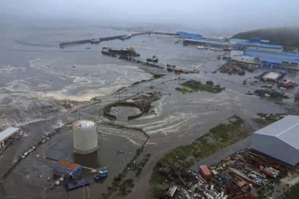 Una imagen fija de un video proporcionado por el Centro Geofísico de la Academia Rusa de Ciencias muestra una zona inundada en Severo-Kurilsk, región de Sajalín, Rusia. EFE