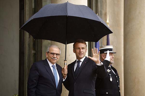 El presidente francés, Emmanuel Macron con el primer ministro libanés, Nawaf Salam, a su llegada al Palacio del Elíseo en París. Archivo EFE/EPA/Yoan Valat
