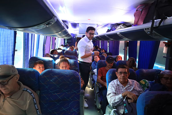 Rubiel Zuleta, Director de la Agencia Nacional de Seguridad Vial, explicándoles a los pasajeros de un bus intermunicipal las normas básicas que se deben tener en cuenta a la hora de viajar por las carreteras del país. 
