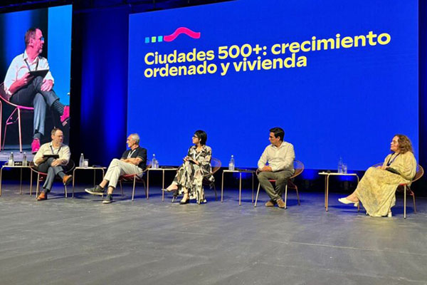 Ana María Badel Gómez, Jefa de la Oficina de Relaciones Internacionales de la Alcaldía de Barranquilla junto a panelistas del conversatorio “Crecimiento ordenado y vivienda” en Iberoamérica 500+.