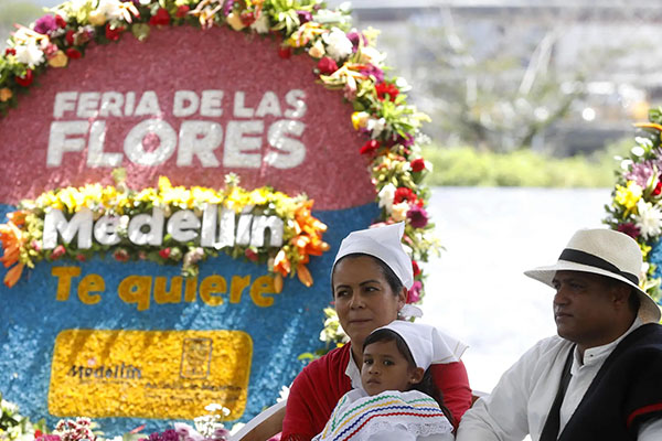 Familia antioqueña lista para salir a desfilar con su silleta alusiva a la Feria de las Flores de Medellín. Foto EFE 