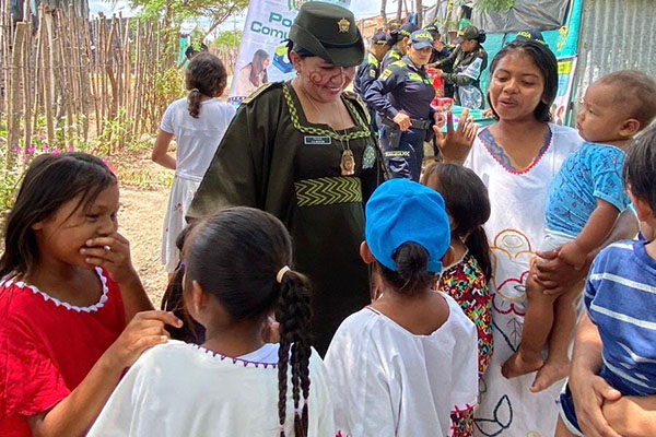Acercamiento con la comunidad Wayú en la vereda ‘Los Manguitos’, municipio de Fundación, donde se brindaron charlas para prevenir delitos contra menores. Foto Prensa Policía Nacional Acercamiento con la comunidad Wayú en la vereda ‘Los Manguitos’, municipio de Fundación, donde se brindaron charlas para prevenir delitos contra menores. Foto Prensa Policía Nacional