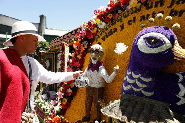 Un hombre prepara su silleta para participar en la edición 67 del Desfile de Silleteros de la Feria de las Flores. EFE Un hombre prepara su silleta para participar en la edición 67 del Desfile de Silleteros de la Feria de las Flores. EFE