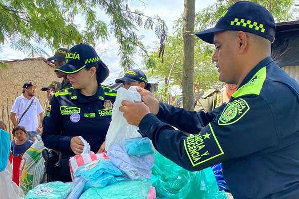 Entrega de materiales a dos familias en Zona Bananera para apoyar sus emprendimientos e impulsar su desarrollo económico. Foto Prensa Policía Nacional