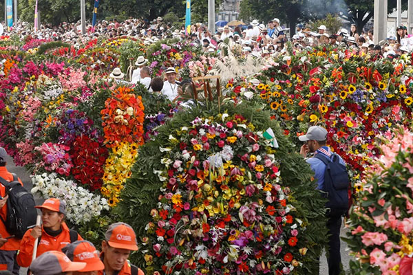 Silleteros desfilan en la edición 67 del Desfile de Silleteros de la Feria de las Flores en Medellín. EFE Silleteros desfilan en la edición 67 del Desfile de Silleteros de la Feria de las Flores en Medellín. EFE