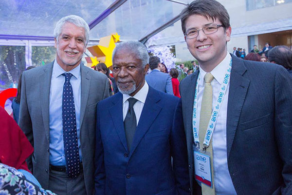 Enrique Peñalosa, exalcalde de Bogotá; Kofi Annan, exsecretario general de la ONU y Premio Nobel de la Paz; y Miguel Uribe Turbay, en octubre de 2017. Uribe era secretario de Gobierno de la Administración de Peñalosa. / Foto: Redes sociales Miguel Uribe Enrique Peñalosa, exalcalde de Bogotá; Kofi Annan, exsecretario general de la ONU y Premio Nobel de la Paz; y Miguel Uribe Turbay, en octubre de 2017. Uribe era secretario de Gobierno de la Administración de Peñalosa. / Foto: Redes sociales Miguel Uribe