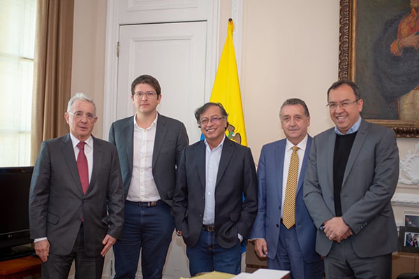 Álvaro Uribe, Miguel Uribe Turbay, Gustavo Petro, Óscar Darío Pérez y Alfonso Prada, tras una reunión en la Casa de Nariño, el 27 de septiembre de 2022. Meses antes, Uribe Turbay había sido elegido senador del Centro Democrático, el partido de derechas que lidera el expresidente de su mismo apellido. / Foto Presidencia Álvaro Uribe, Miguel Uribe Turbay, Gustavo Petro, Óscar Darío Pérez y Alfonso Prada, tras una reunión en la Casa de Nariño, el 27 de septiembre de 2022. Meses antes, Uribe Turbay había sido elegido senador del Centro Democrático, el partido de derechas que lidera el expresidente de su mismo apellido. / Foto Presidencia