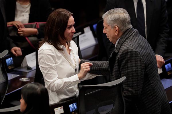 La esposa del fallecido senador y precandidato a la presidencia de Colombia Miguel Uribe Turbay, María Claudia Tarazona, saluda al expresidente, César Gaviria, en el Salón Elíptico del Capitolio Nacional. EFE/ Carlos Ortega