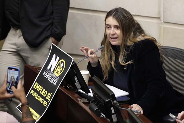 Paloma Valencia, Senadora de la república por el partido Centro Democrático realizando su intervención en una sesión del congreso. Foto EFE