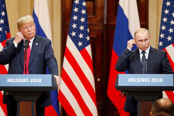 Fotografía de archivo del 16 de julio del 2018 donde aparece el presidente de Estados Unidos, Donald Trump, y el presidente de Rusia, Vladimir Putin. EFE/ Anatoly Maltsev/archivo